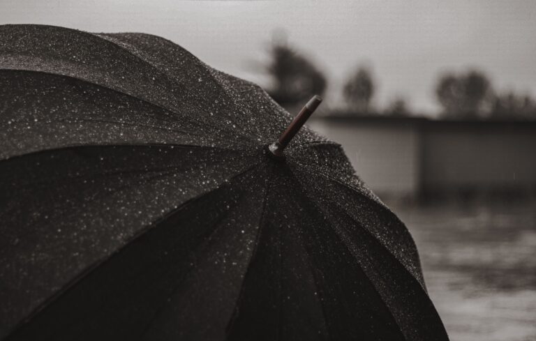 Parasol nad głową i wolne ręce. Tym razem nie chodzi jednak o dziwne czapeczki