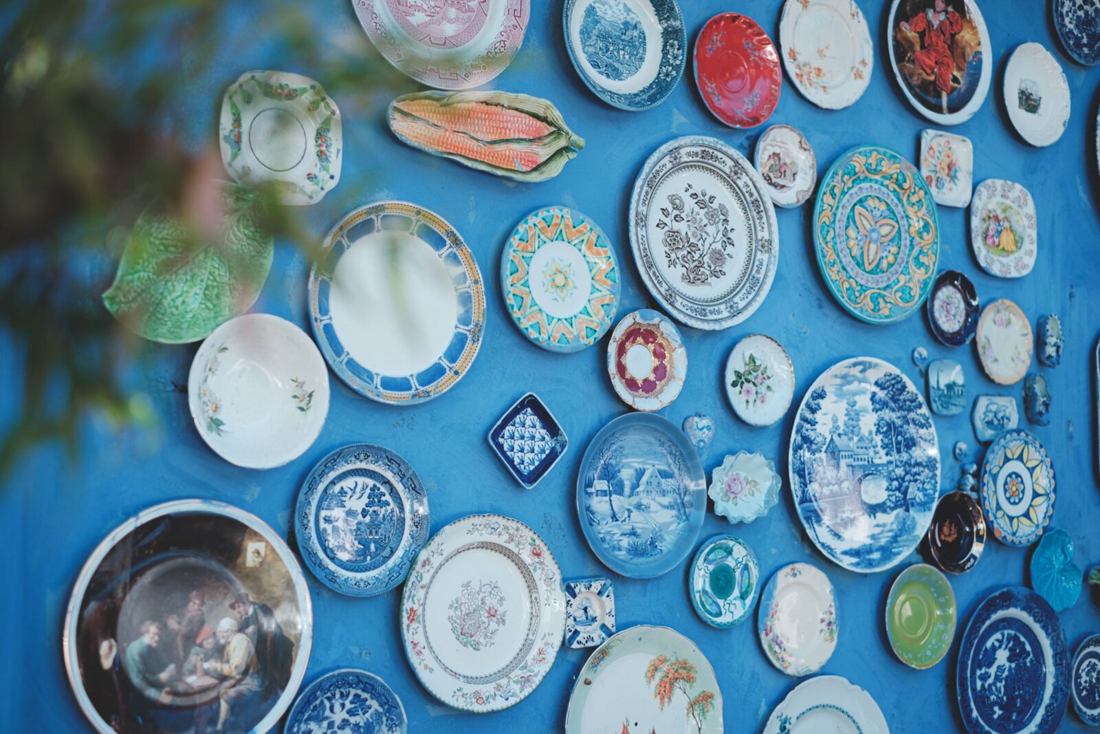 Babcina porcelana jest piękna, ale czy bezpieczna? W starych naczyniach może chować się trucizna