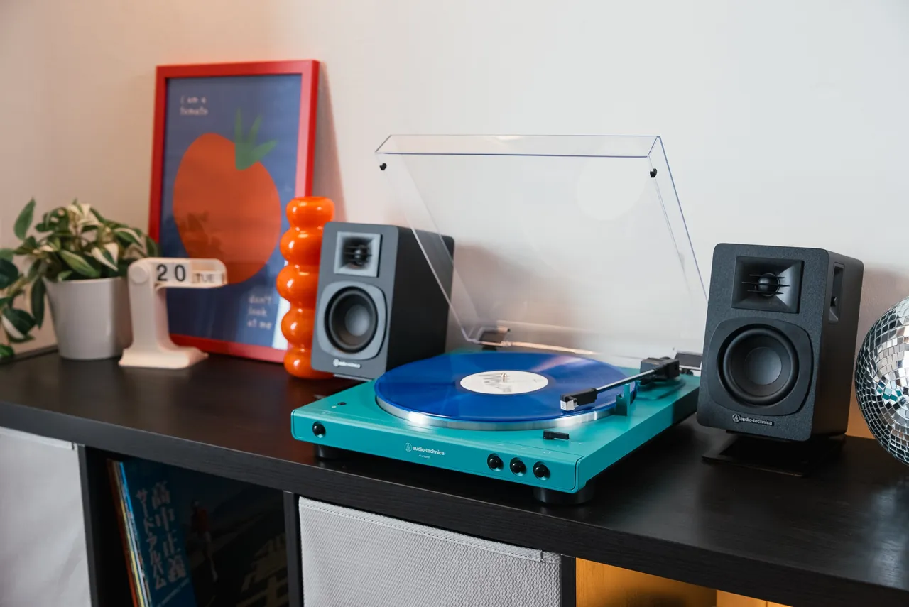 Audio-Technica zaszalała z kolorem. Popularny gramofon wygląda teraz jak element wystroju