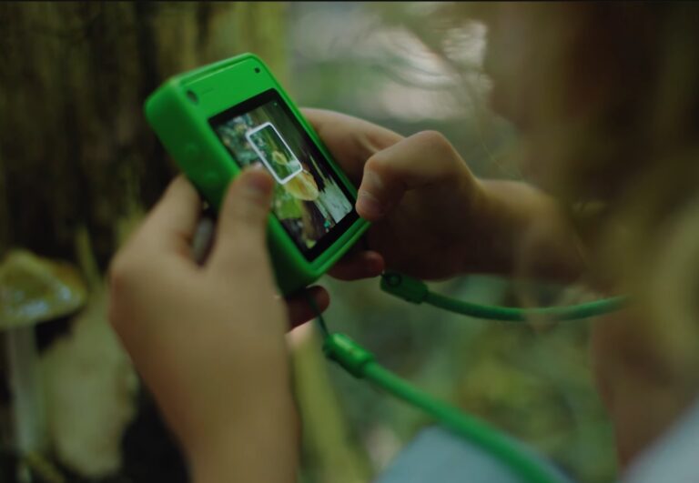 Ten smartfon ma wyciągnąć dzieci z domu na samodzielną przygodę