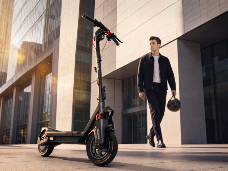 Segway pokazuje dwie flagowe hulajnogi. Jedna wybiera teren, druga chce połykać kilometry