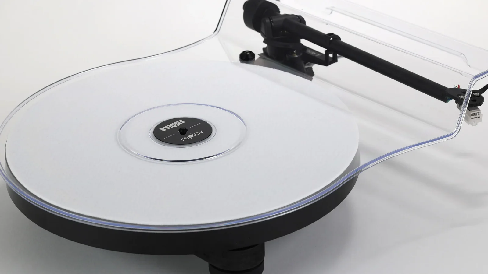 Gramofon dla początkujących nie musi wyglądać tanio. Rega mocno wyróżnia się konstrukcją