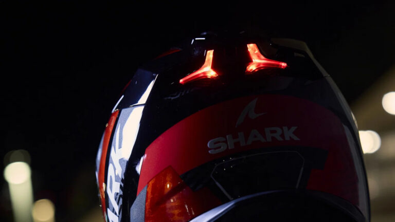 Nowy kask motocyklowy ma własne światło stopu. Czy poprawi widoczność na drodze?