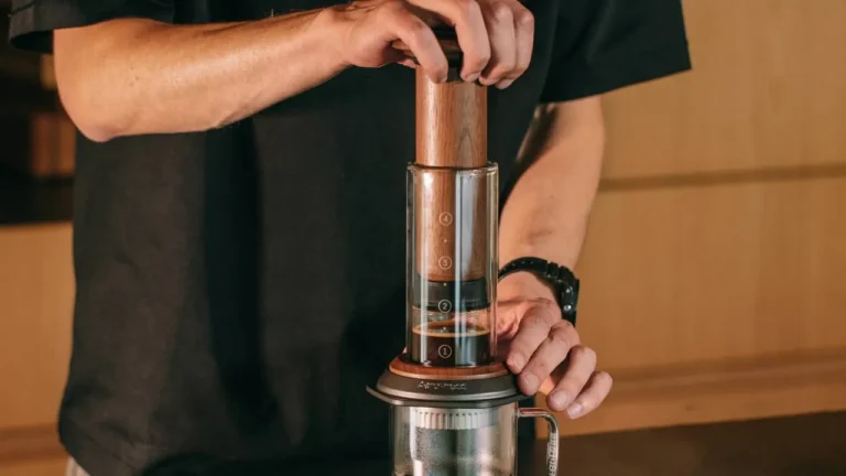 Z plastikowego zaparzacza do designerskiej kuchni. AeroPress mocno zmienia charakter
