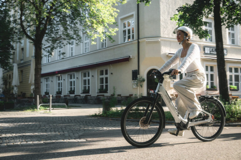 Koniec ze smarowaniem łańcucha? Tak może wyglądać wygodny e-bike do miasta