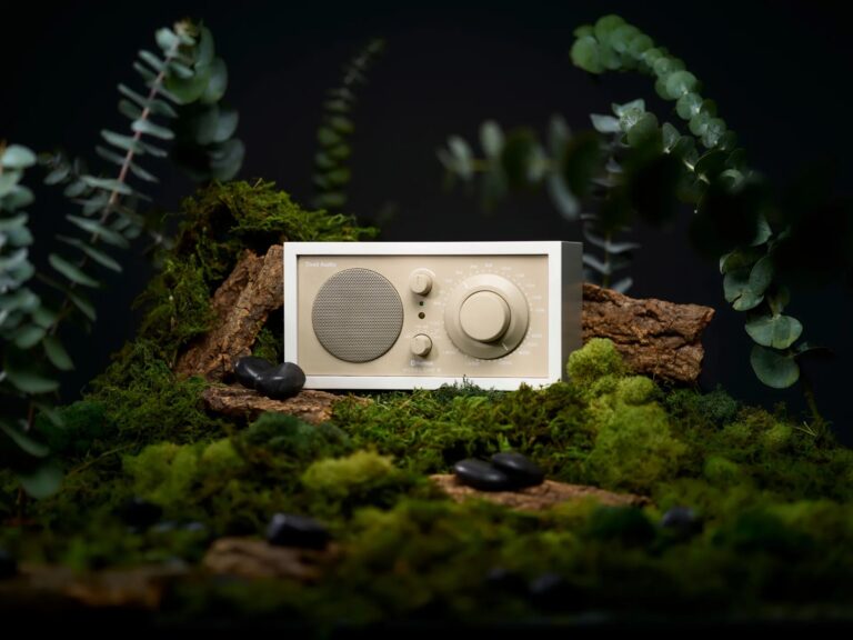 Tivoli Audio zasadziło swoje głośniki Model One w ogrodzie i oto, co wyszło z tego doświadczenia