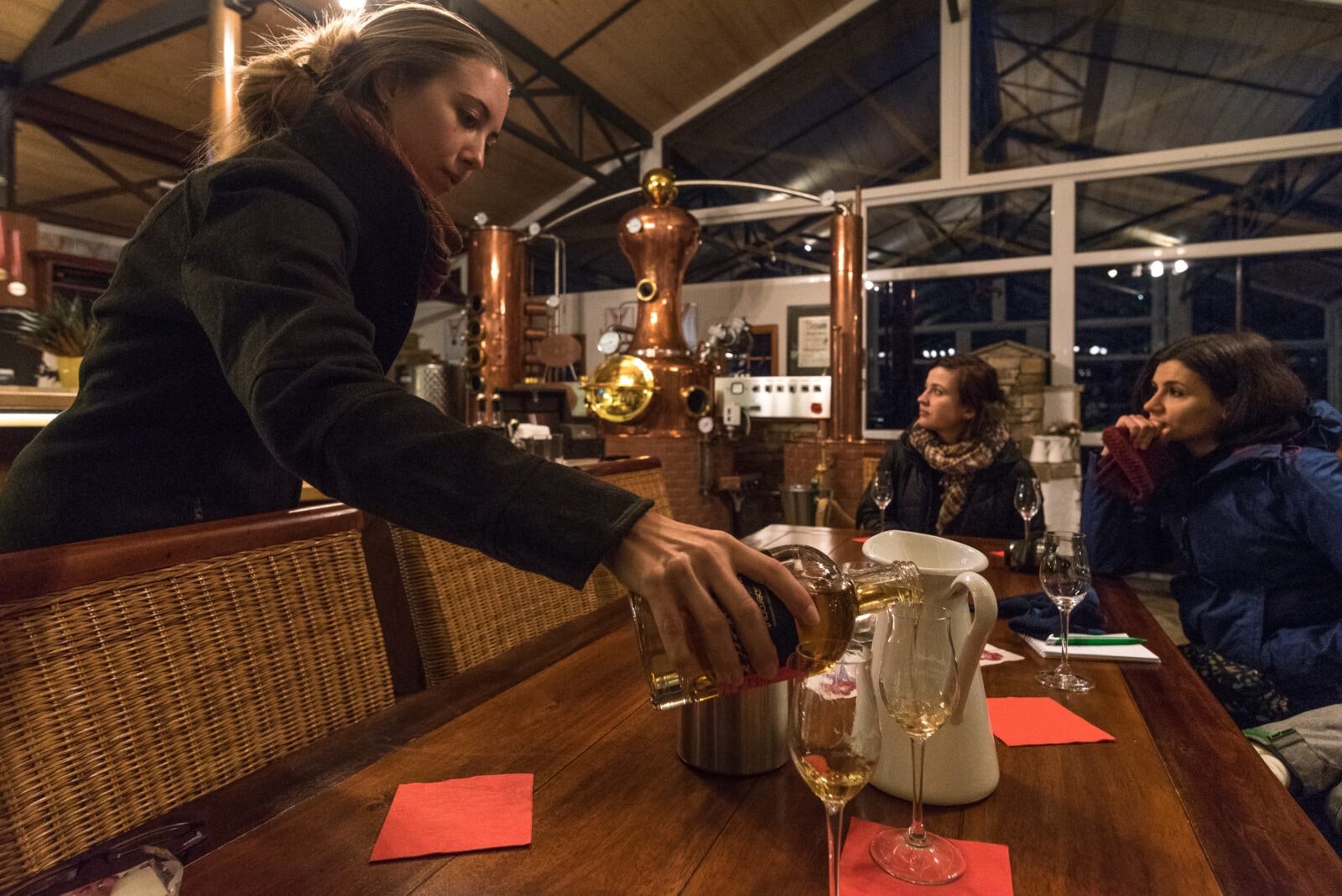 “Sosna jaka jest każdy widzi, ale nie każdy wie, ile dobra w sobie kryje”. Wizyta w destylarni