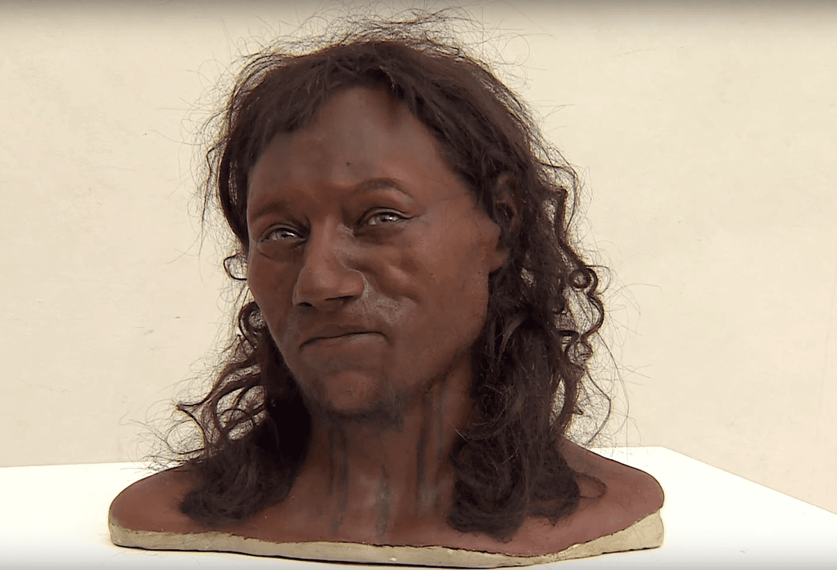 Zrekonstruowano twarz Brytyjczyka sprzed 10 000 lat. Miał ciemną skórę i niebieskie oczy