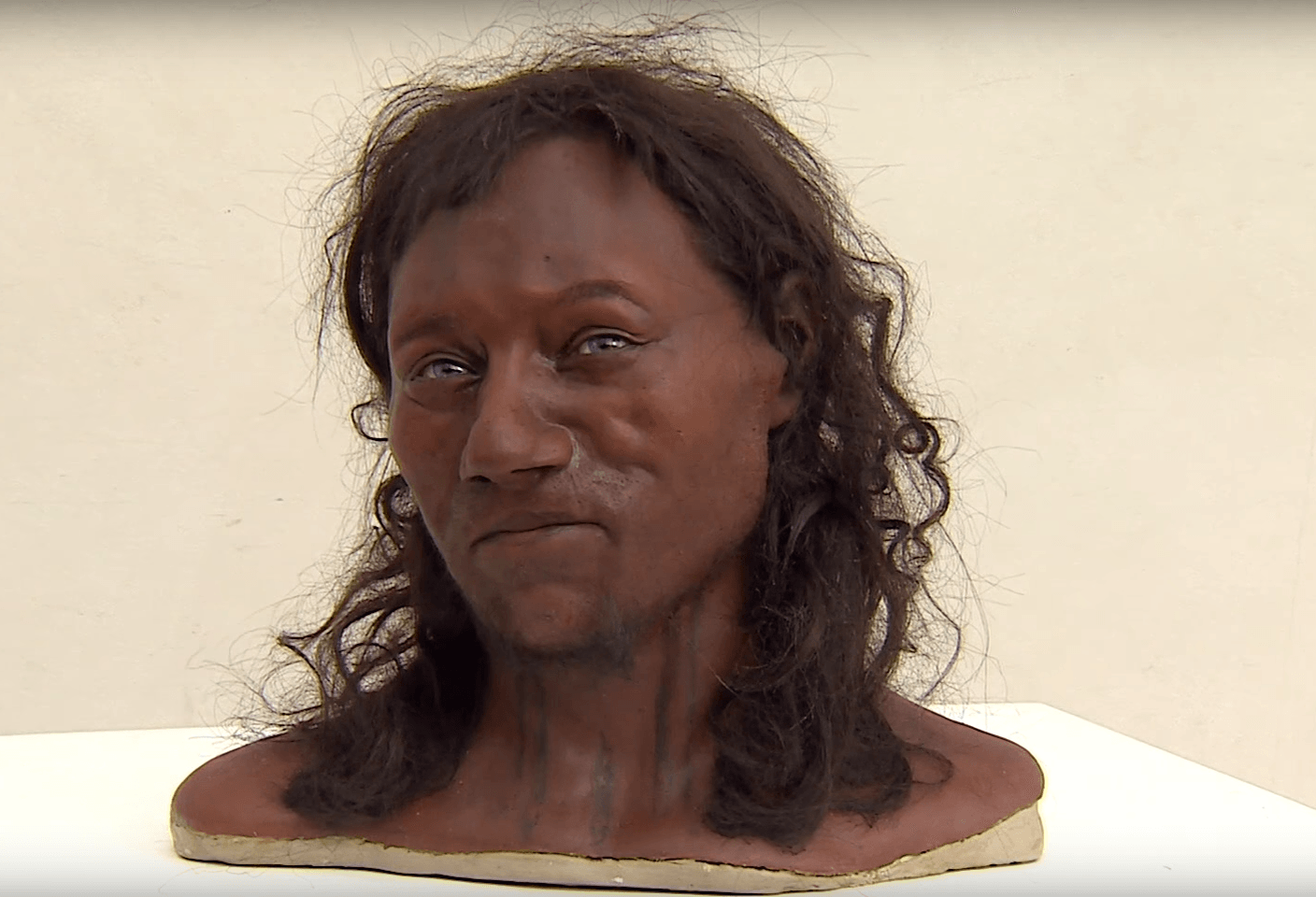 Zrekonstruowano twarz Brytyjczyka sprzed 10 000 lat. Miał ciemną skórę i niebieskie oczy