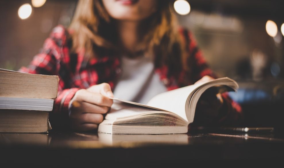 Masz problem, żeby skupić się nad książką? Sposoby na uważne czytanie