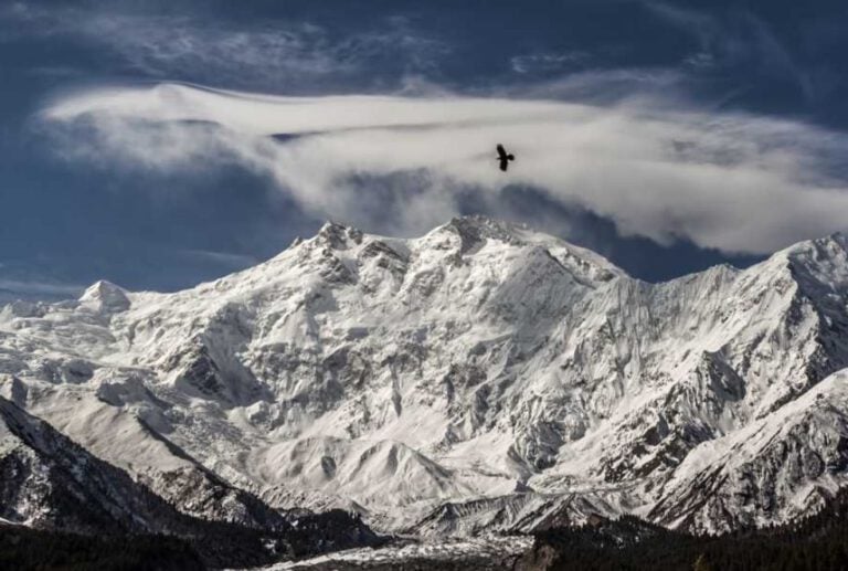 Patrząc na Nanga Parbat przez kieliszek prosecco. Felieton Łukasza Orbitowskiego