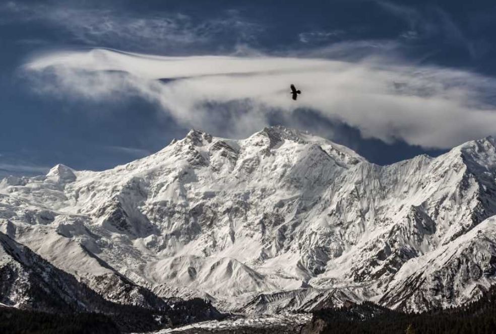 Patrząc na Nanga Parbat przez kieliszek prosecco. Felieton Łukasza Orbitowskiego