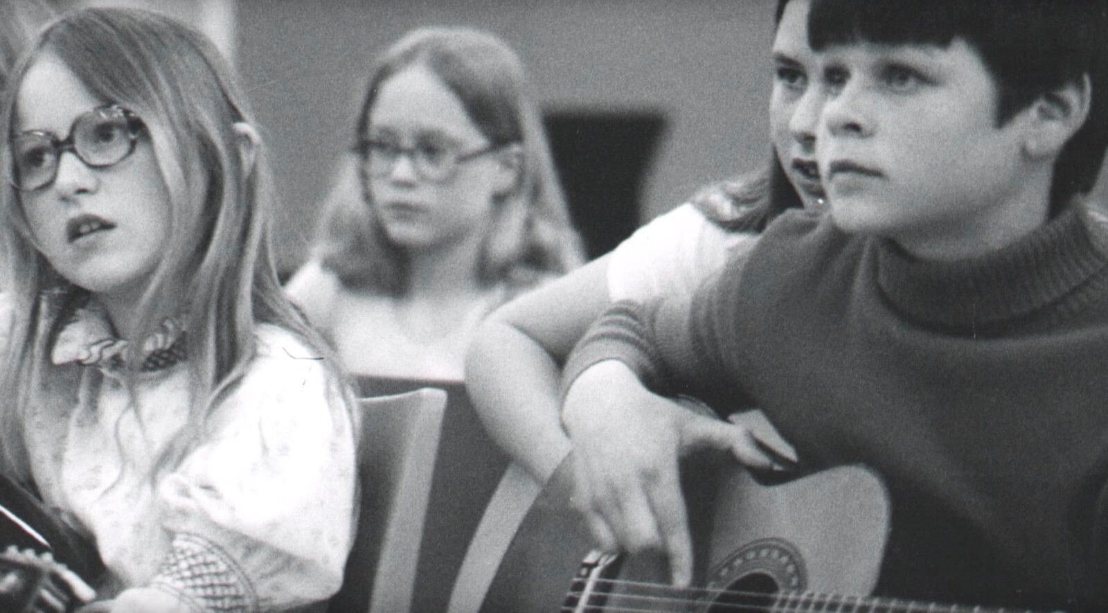 Tak powinno się uczyć dzieci. Zamiast infantylnych piosenek – David Bowie