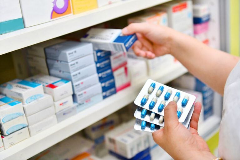 Przesadzamy z antybiotykami i sami sprowadzamy na siebie nieszczęście. Nowy raport