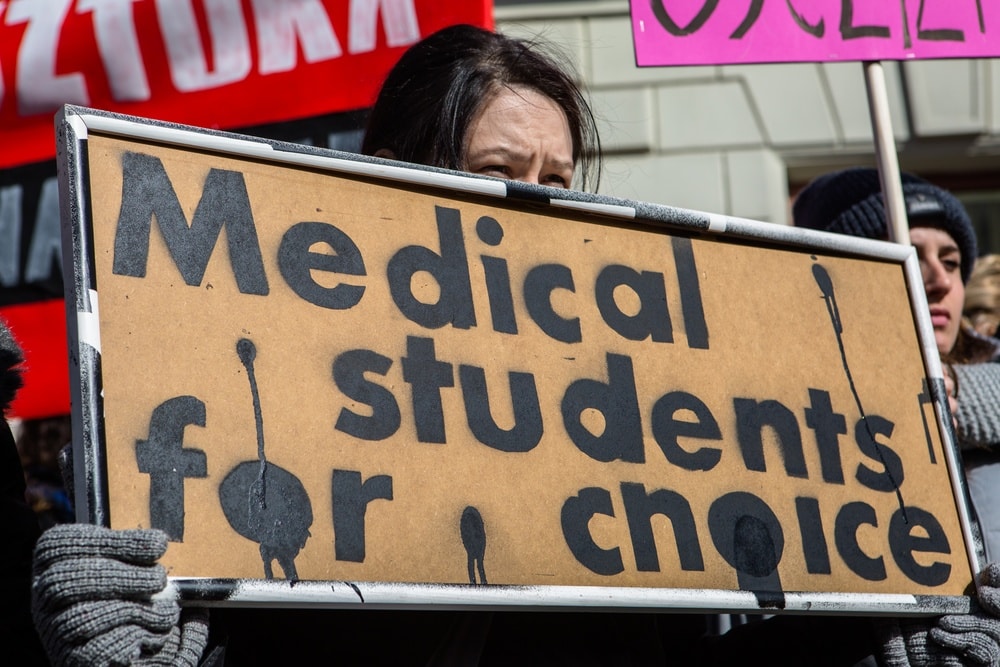 Ostre prawo nie ogranicza aborcji, ale “wyrządza kobietom niepotrzebną krzywdę”. Nowy raport WHO