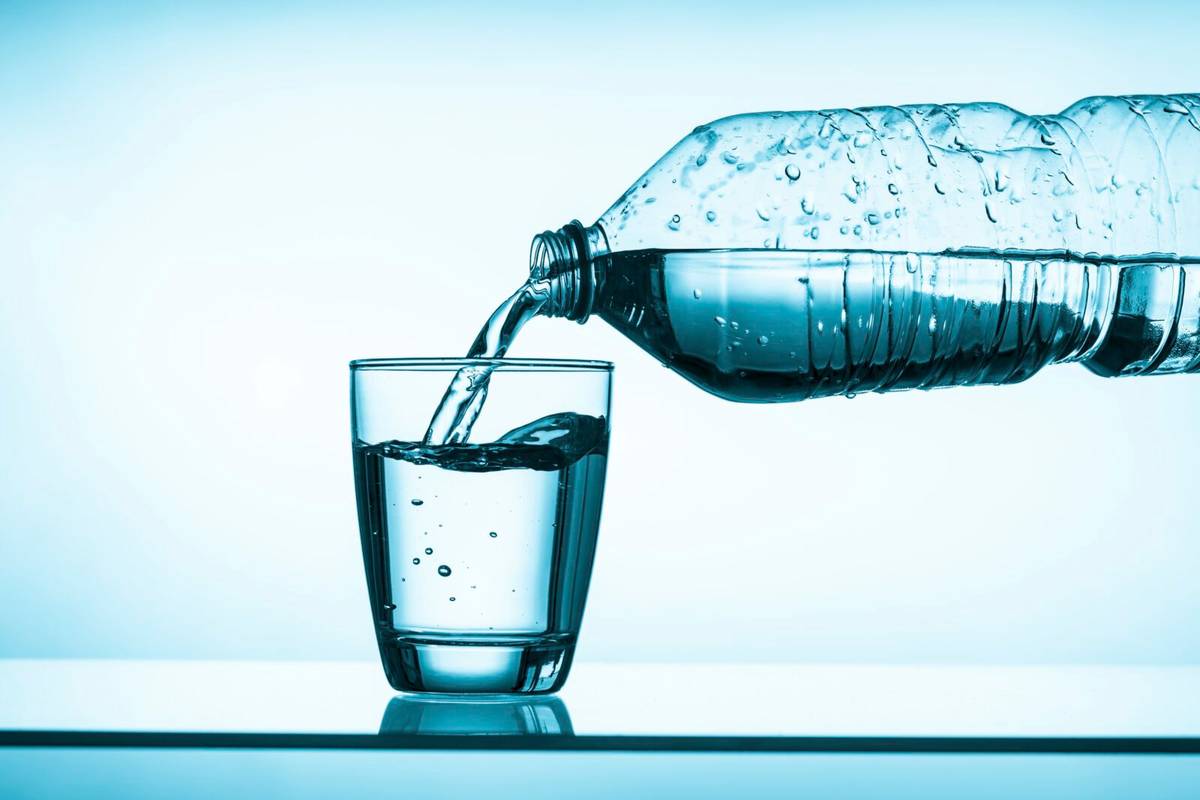 Pijesz wodę z butelki? Z każdym łykiem do twojego ciała dostają się cząstki plastiku