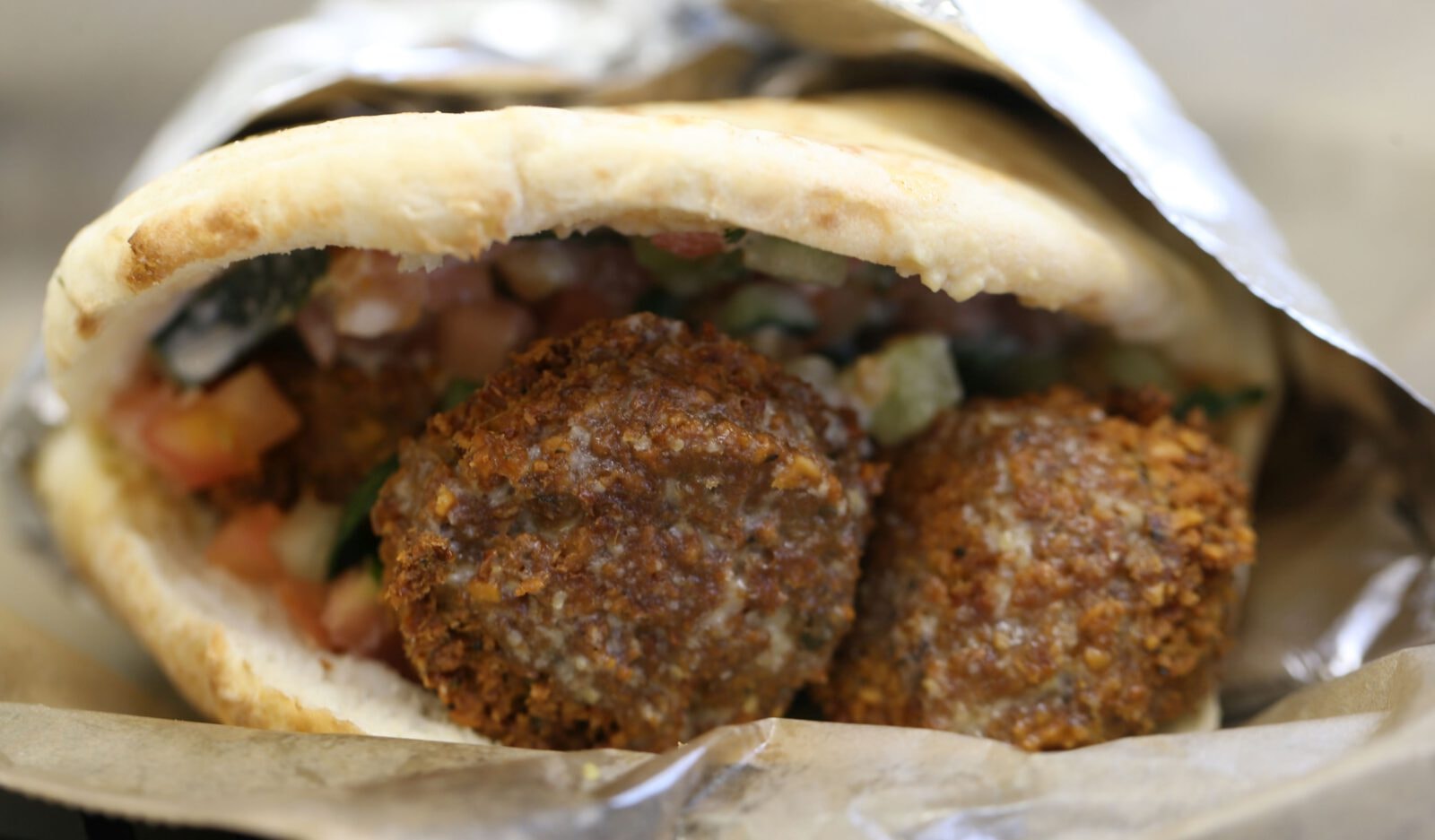 Falafel bardziej kaloryczny od burgera? Jedzenie w wege fast foodach wcale nie jest zdrowsze