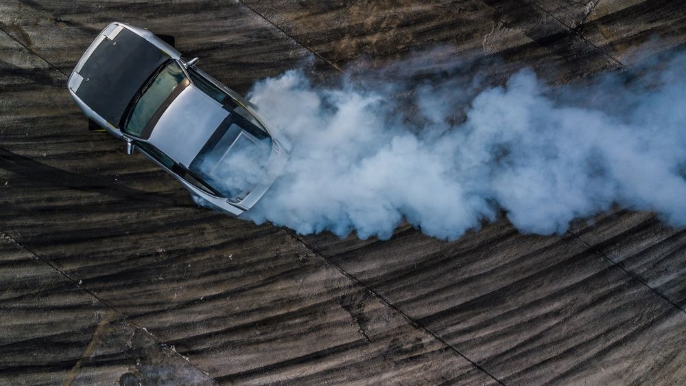 Magia driftu. Dlaczego kochamy ostrą jazdę?