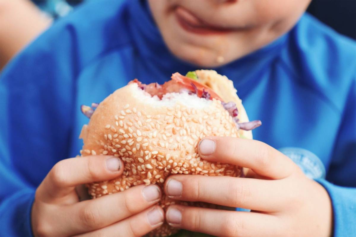 Producenci śmieciowego jedzenia “włamują się” do mózgów dzieci. Tak działa neuromarketing
