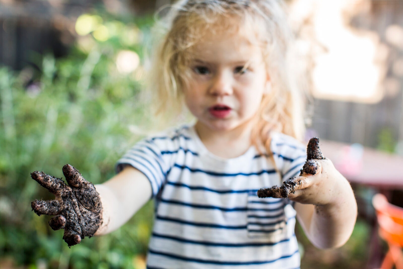 Przesadna higiena jedną z przyczyn nowotworów u dzieci. Pozwól maluchowi się ubrudzić