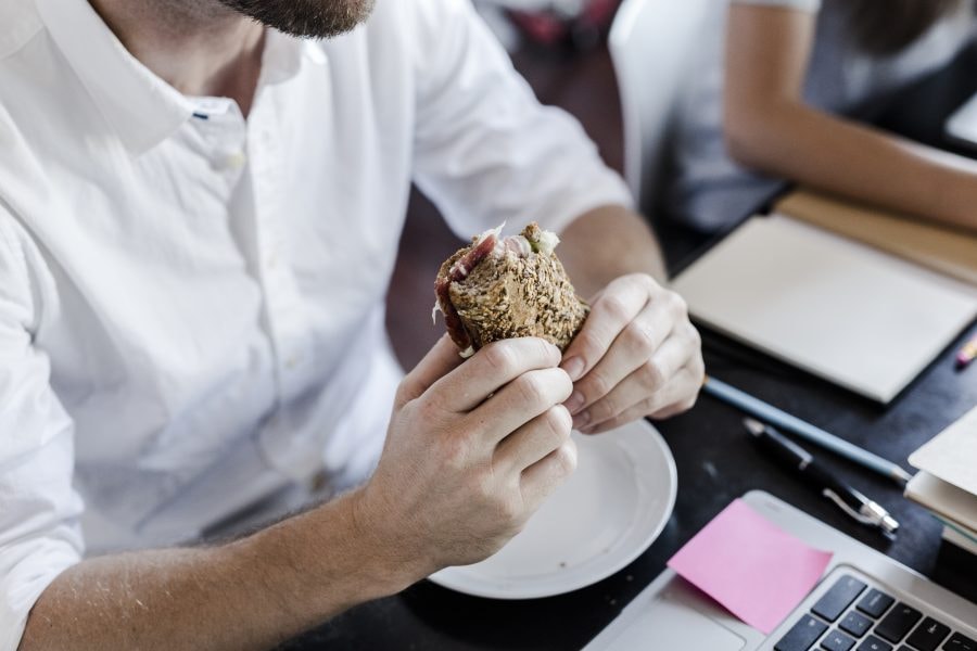 Tyjemy w pracy. A najbardziej na spotkaniach. Badacze przeanalizowali “korpo menu”