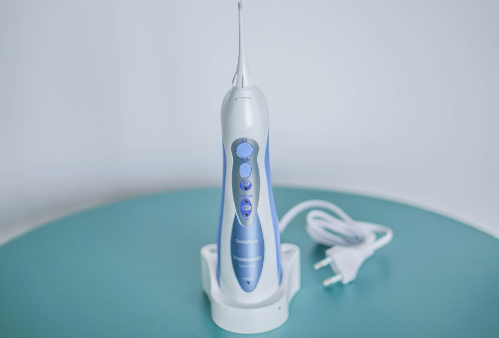 Czy poradzi sobie z krówką ciągutką i pietruszką między zębami? Test irygatora do jamy ustnej