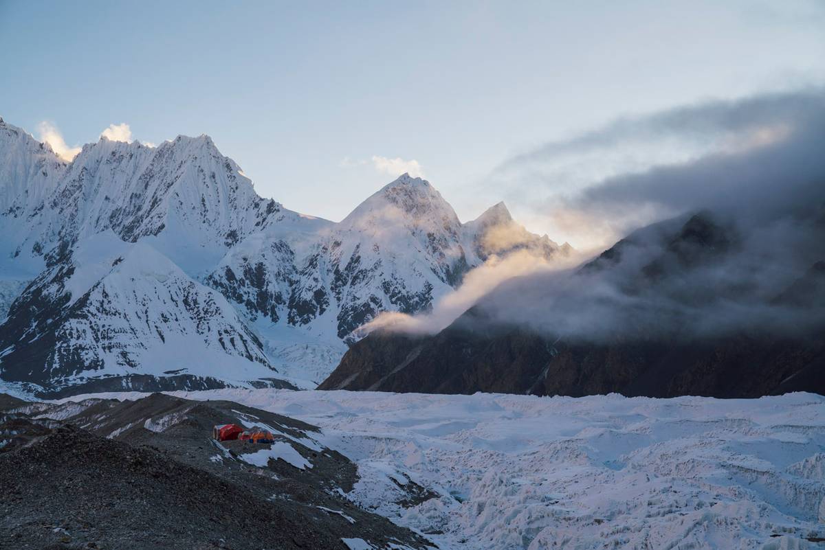 Andrzej Bargiel – historyczny zjazd z K2. Możesz mu towarzyszyć, słuchając audiobooka z trwającej akcji górskiej w Karakorum