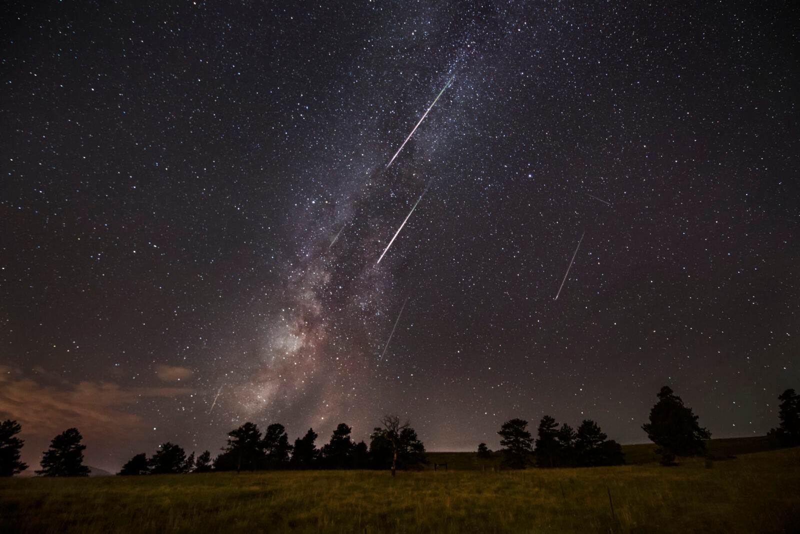 Perseidy 2023: nie przegap nocy spadających gwiazd. Jak oglądać najciekawszy rój meteorów?