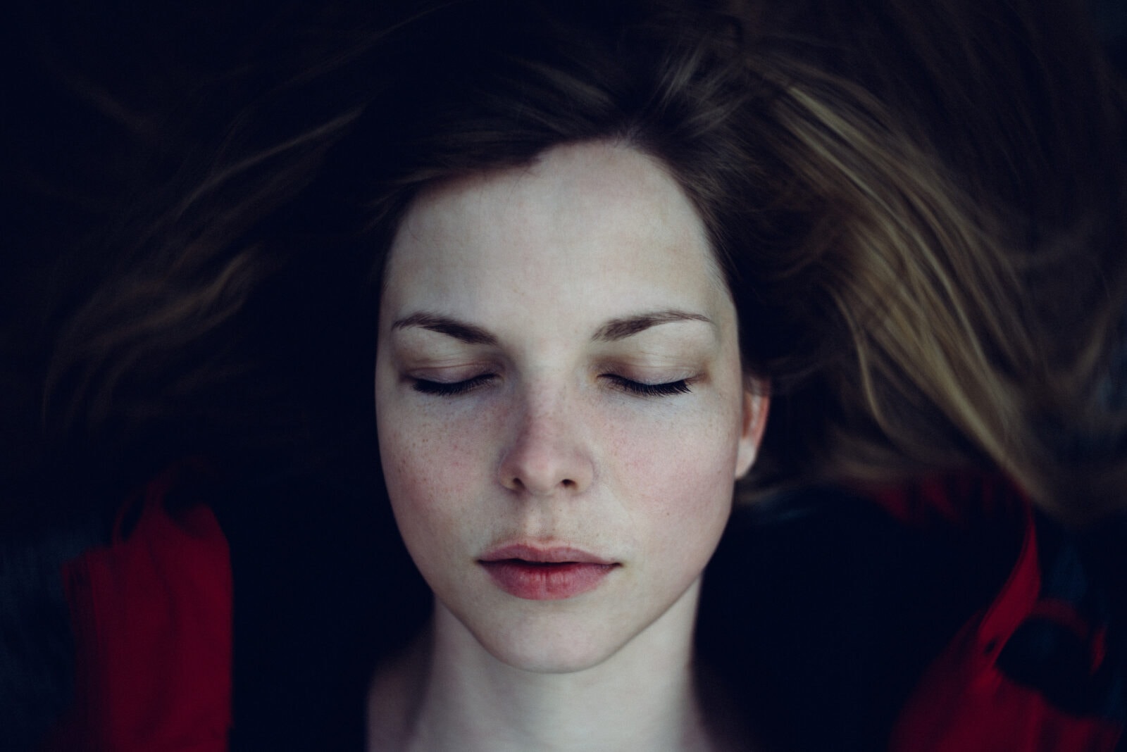 Kogo chcesz zobaczyć, gdy zaśniesz? Naukowcy umieją już wywoływać “świadome sny”