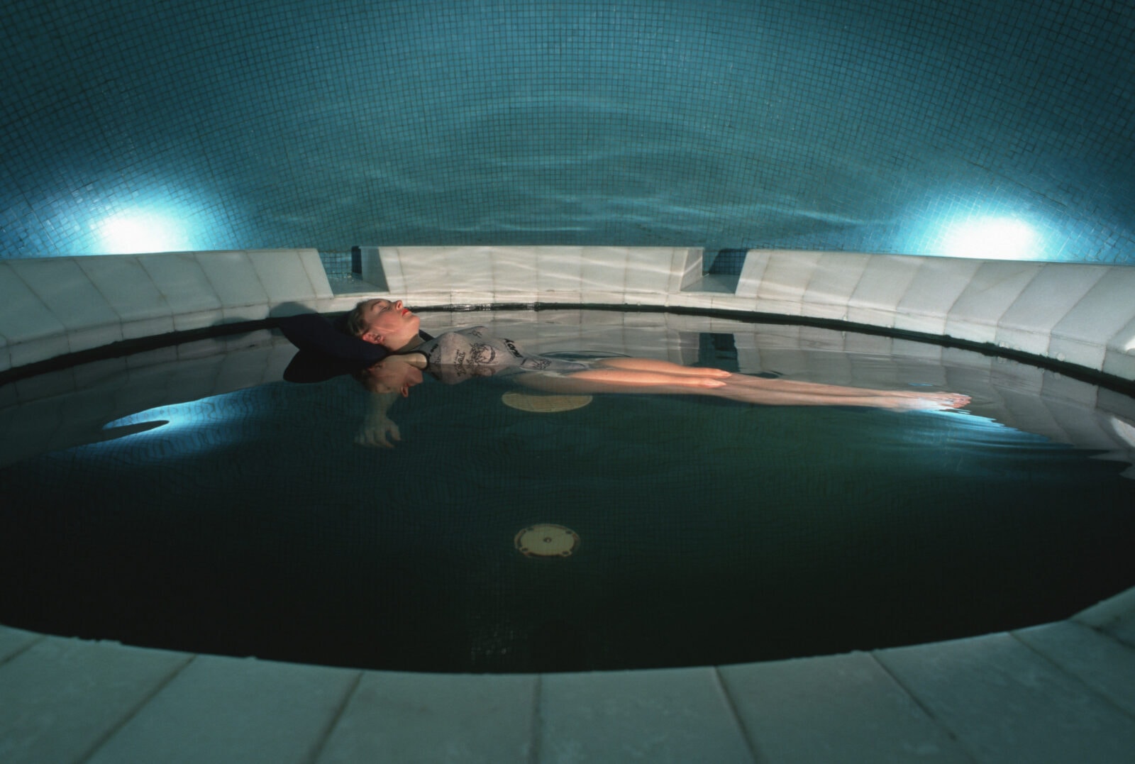 Jak doświadczyć halucynacji bez narkotyków? To proste. Przygotuj: białe kartki i bawełniane waciki