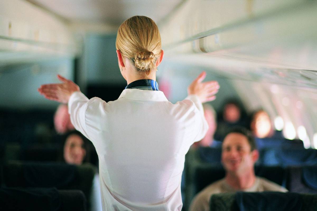Podczas lotu lepiej zamówić sok zamiast kawy.  Czego jeszcze nie dowiesz się od stewardessy?