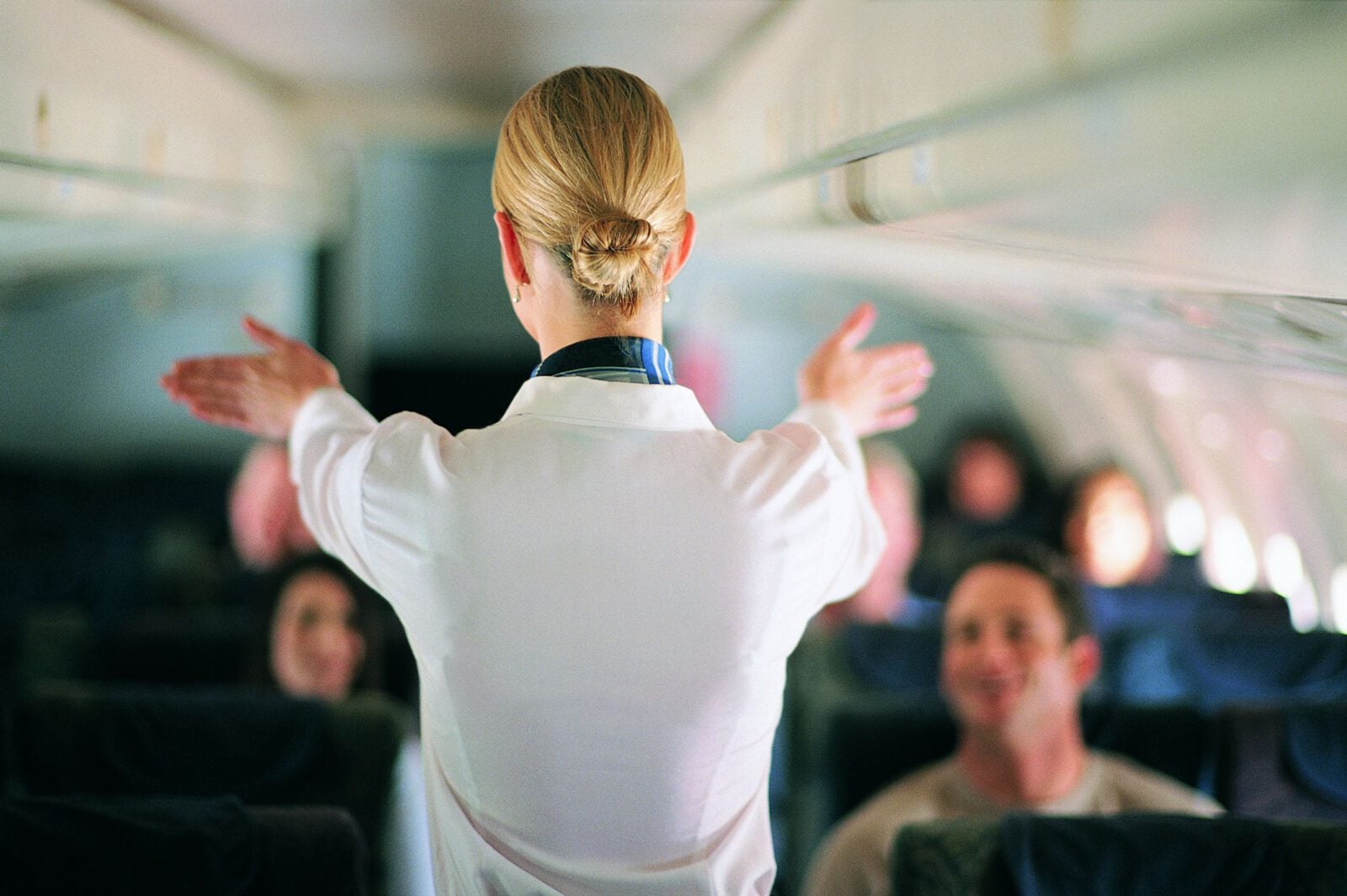 Podczas lotu lepiej zamówić sok zamiast kawy. Czego jeszcze nie dowiesz się od stewardessy?