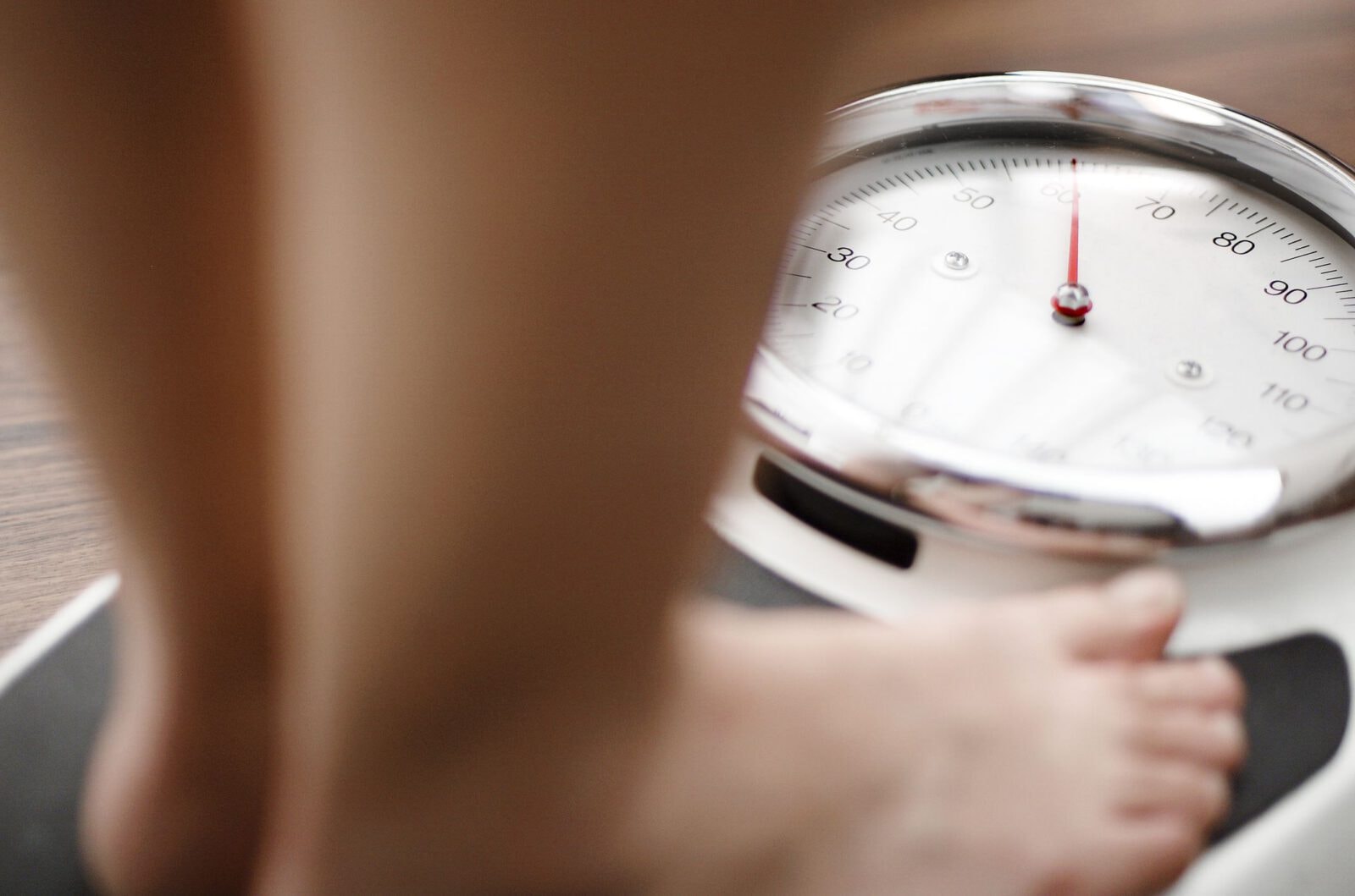 “Żryj połowę” to za mało. 10 strategii na zgubienie wagi. Za wszystkimi stoją wyniki badań