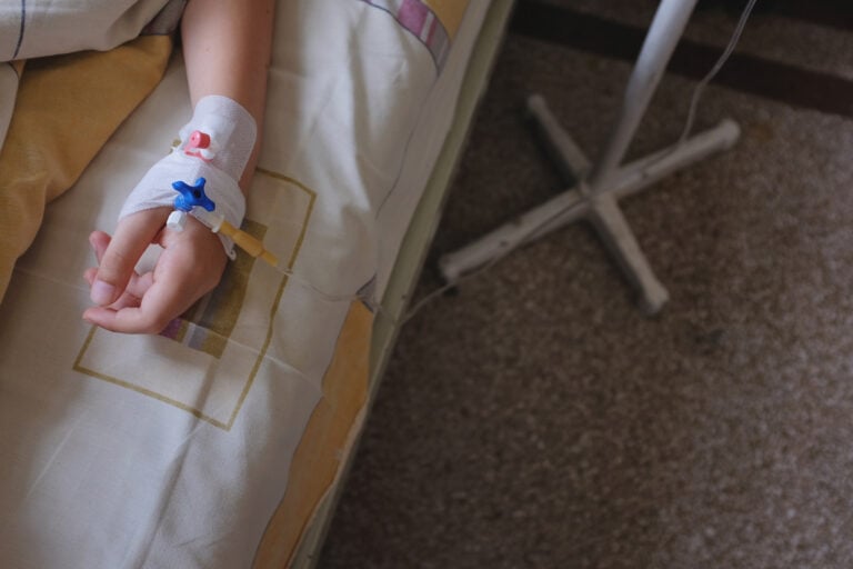 Dziewczynka w trakcie chemioterapii zaraziła się odrą. Matka apeluje do antyszczepionkowców