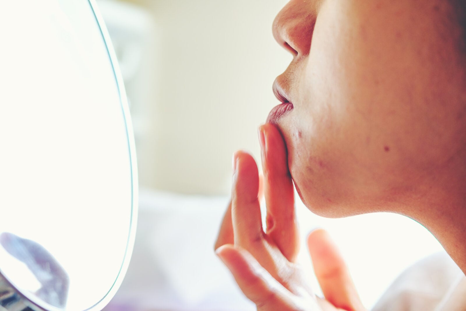 Tego naprawdę nie można robić z pryszczami… Ostrzegają dermatolodzy