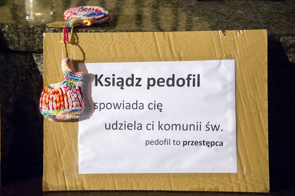 Księża to zwykli ludzie, a kościół to prywatne przedsiębiorstwo. Felieton Łukasza Orbitowskiego
