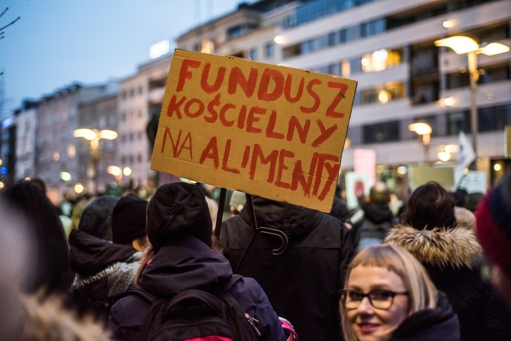 Dłużników alimentacyjnych prałbym po pyskach. Felieton Łukasza Orbitowskiego