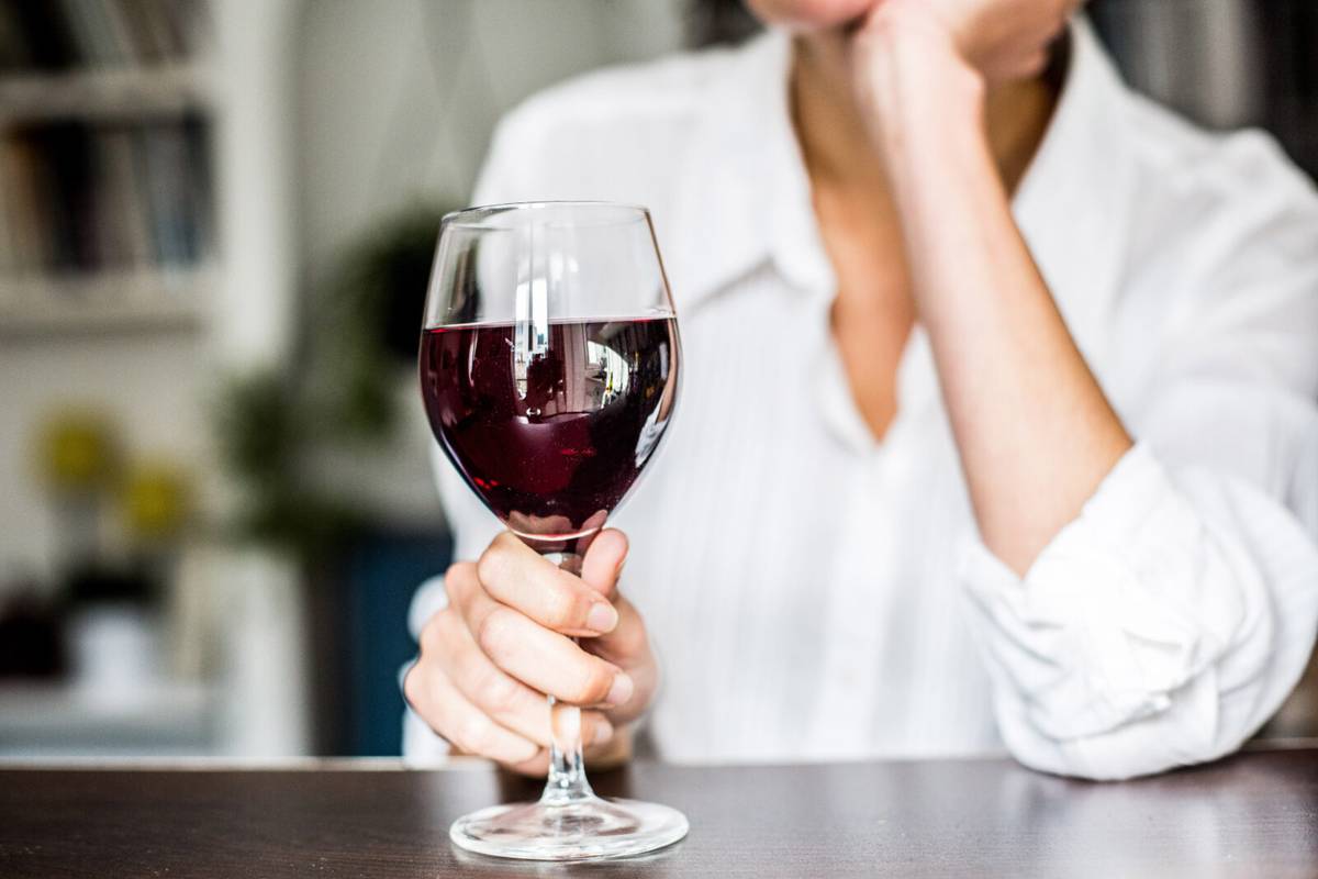 Czy to już alkoholizm? 11 oznak, które mogą świadczyć o problemach z piciem