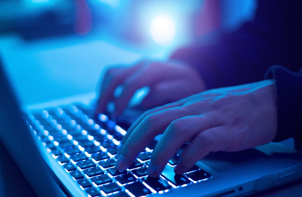 Jak być niewidzialnym w sieci. Radzi najsłynniejszy haker świata