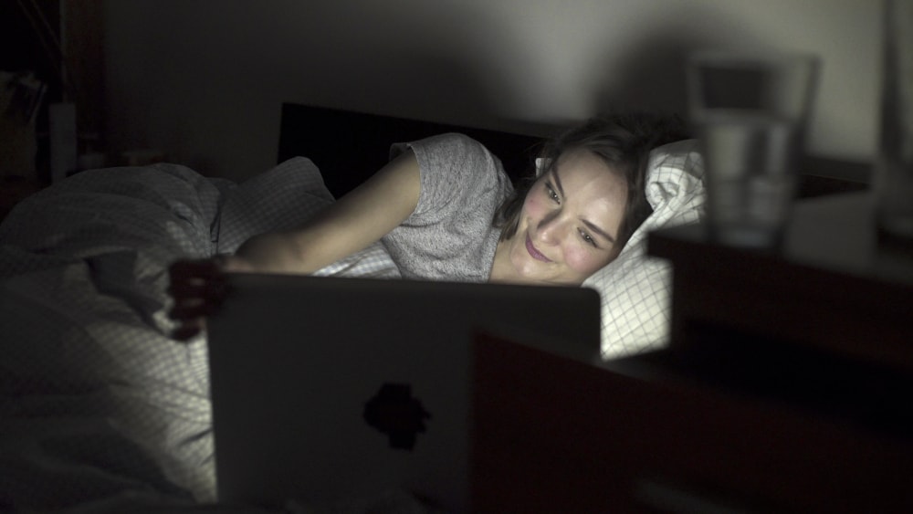 Jesteś „binge-watcherem”? Oto co zyskujesz, a co tracisz, połykając seriale