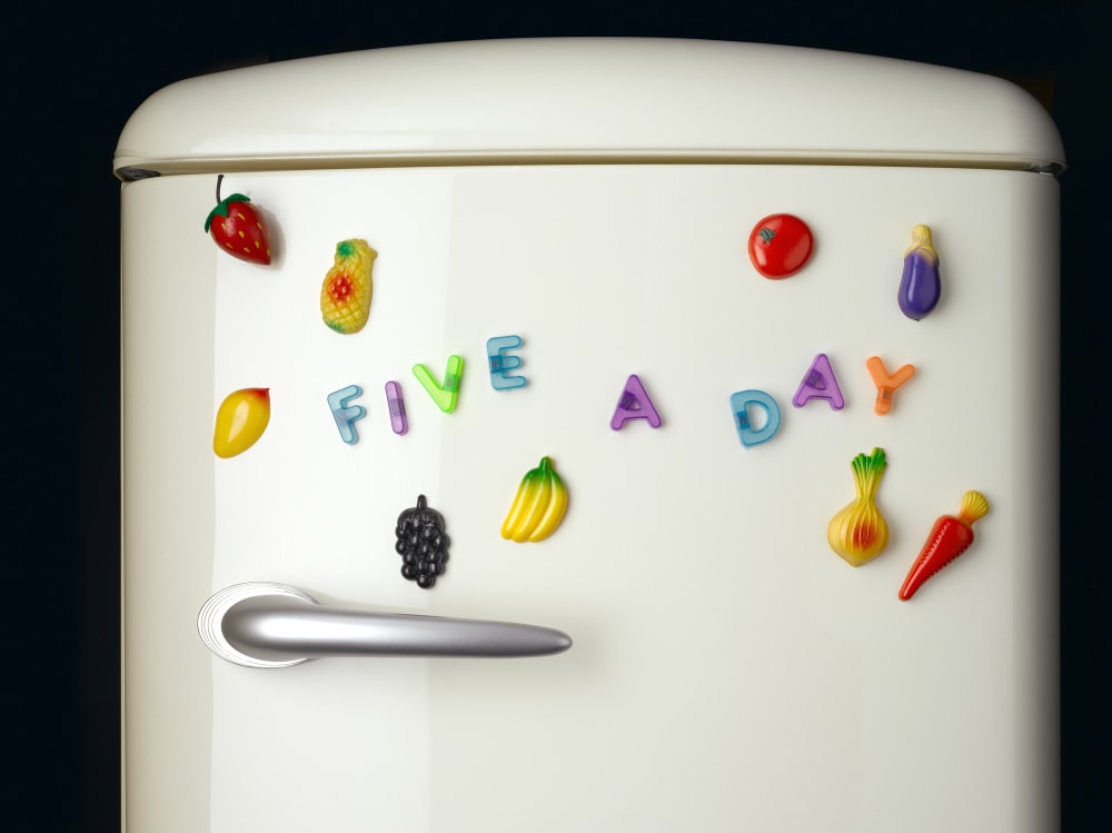 Dojadasz resztki z lodówki, żeby się „nie zmarnowało”? To może być groźne dla zdrowia