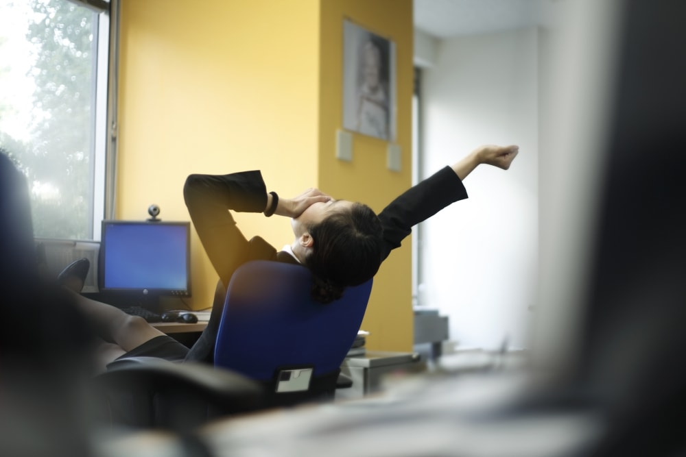 Niby siedzisz cały dzień, niby masz obok kawę. Dlaczego praca za biurkiem nas męczy i wykańcza?