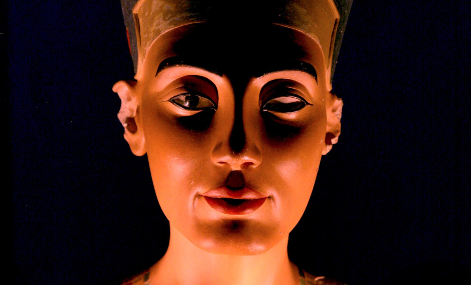 Nefertiti. Piękna i uwielbiana królowa dla rywalek nie miała litości
