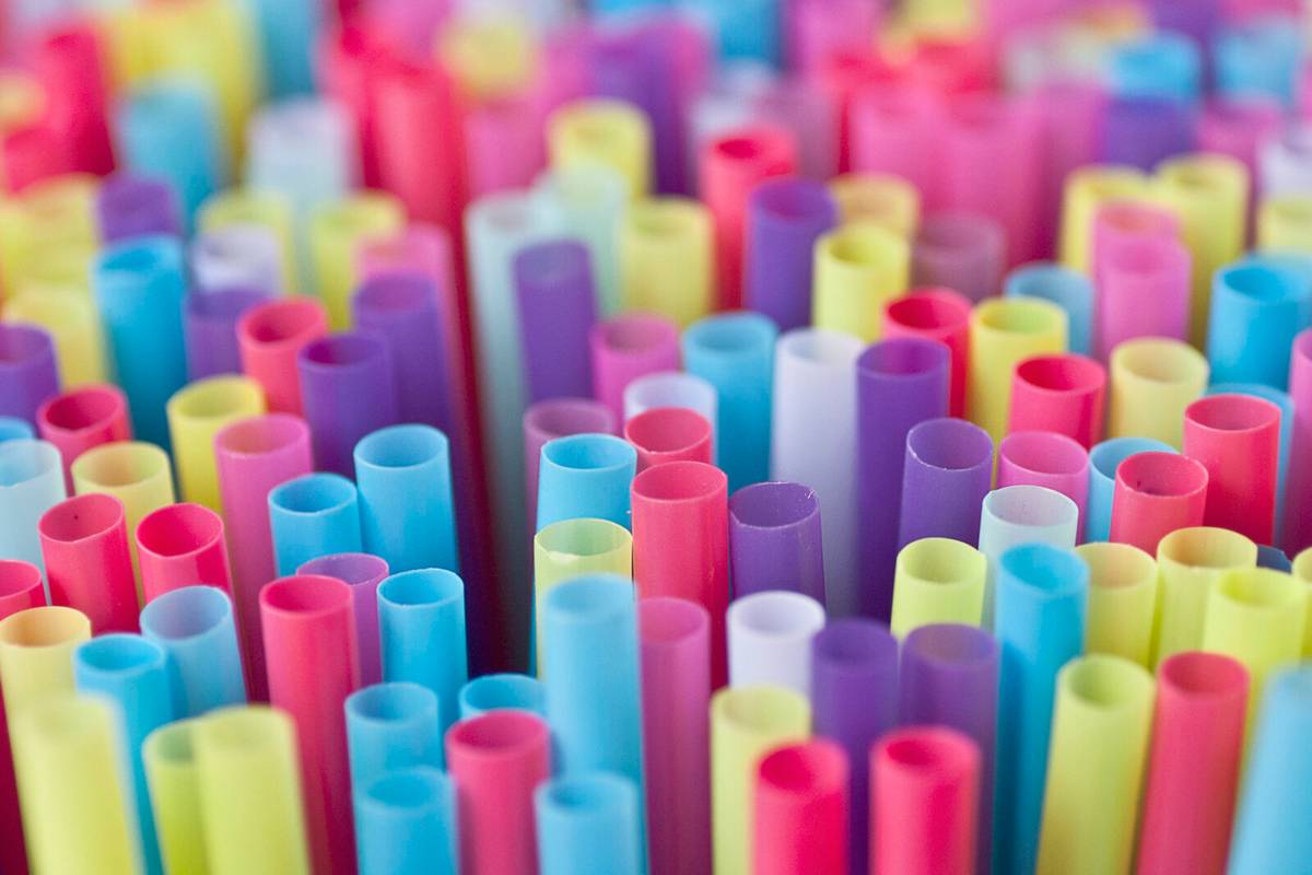 To koniec plastikowych słomek. UE finalizuje zakaz jednorazowego plastiku. Dotyczy 10 produktów
