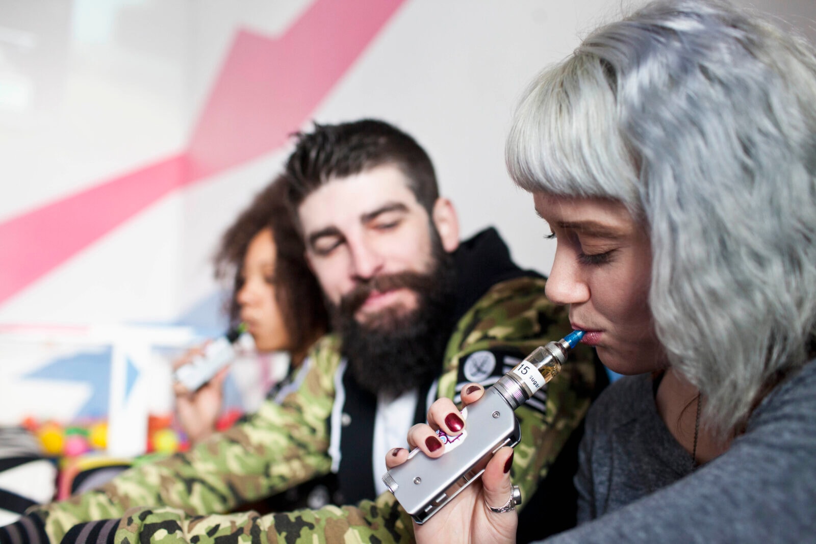 W popularnych e-papierosach wykryto bakterie i grzyby. Naukowcy ostrzegają