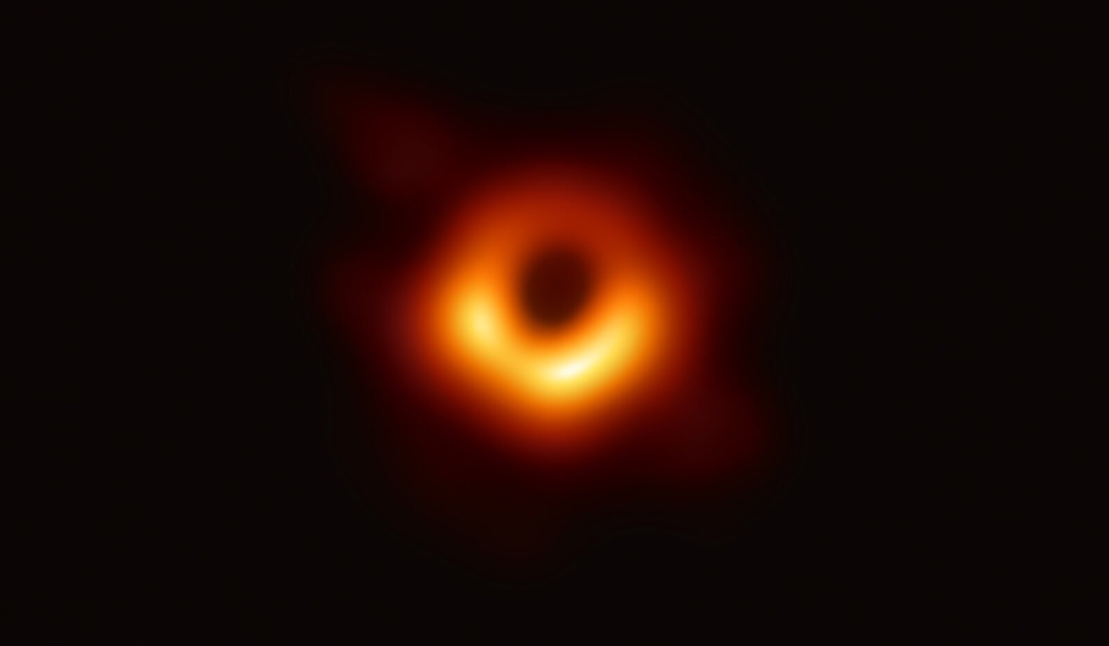 Kto obrócił pierwszą w historii sfotografowaną czarną dziurę w galaktyce M87? W ciągu roku coś się zmieniło