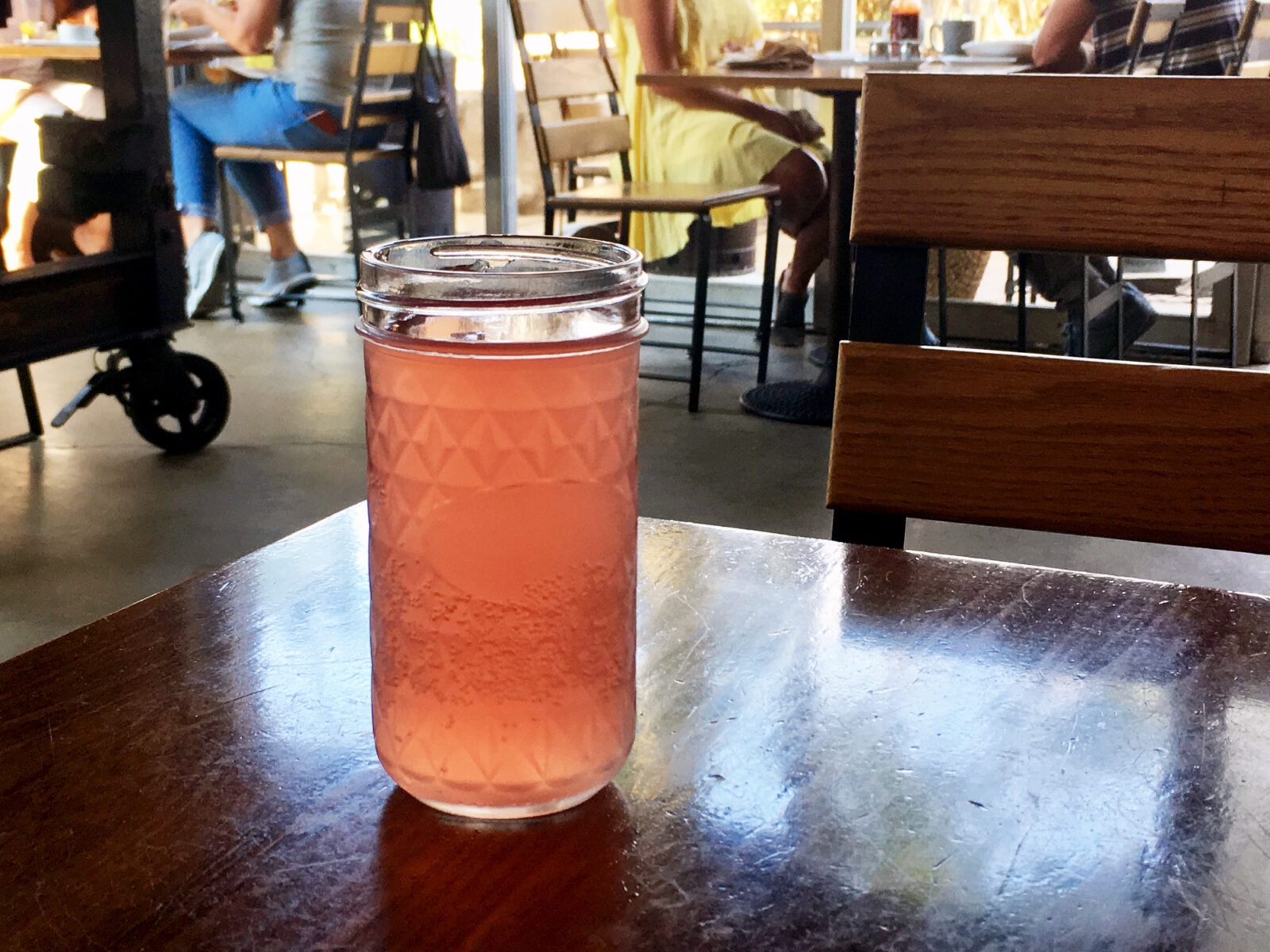 Kombucha szkodzi jak energetyki. Lekarze ostrzegają przed modnym napojem