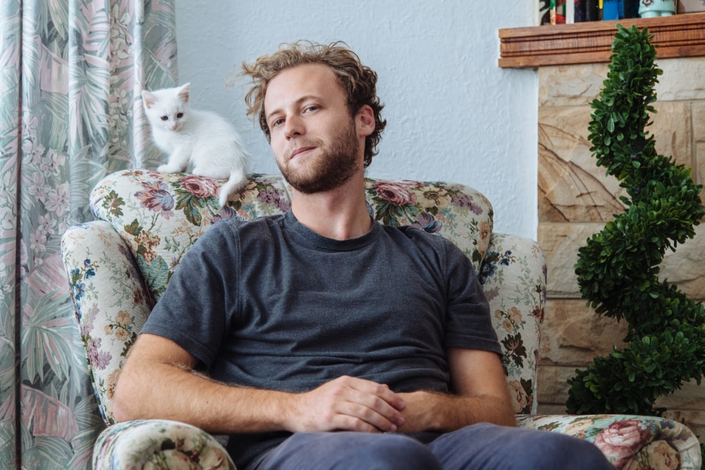 Duże dłonie? Duże stopy? A może nos? Co wskazuje na dużego penisa – naukowe spojrzenie