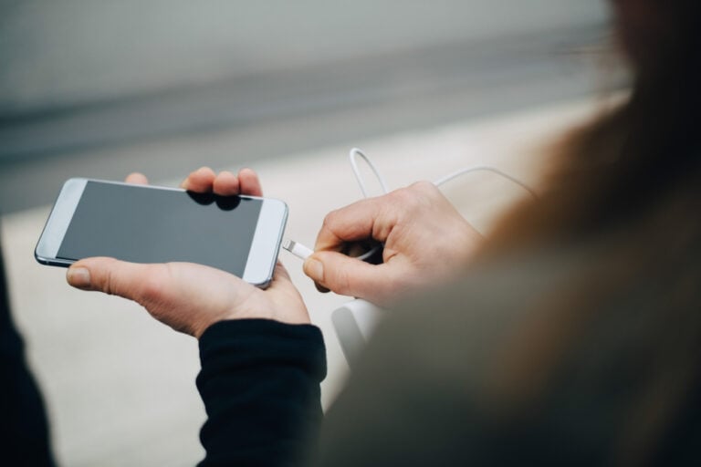 Jak zadbać o baterię w telefonie. Te 8 rad ci się przyda przy każdym modelu