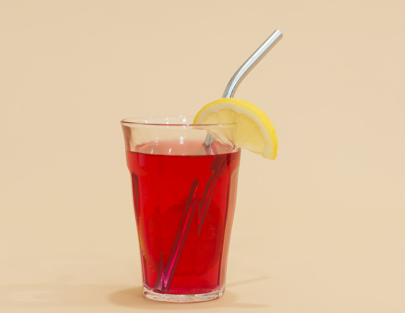 Kobieta zmarła, bo używała metalowej słomki. “Mogą być bardzo niebezpieczne”